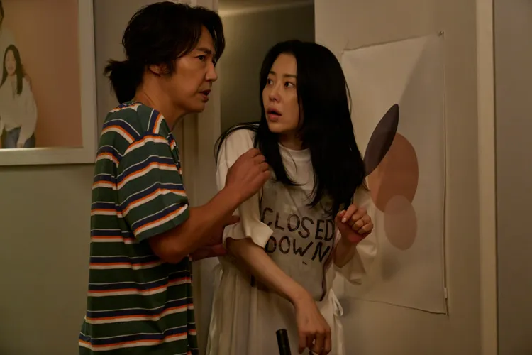 尹相鉉（左）、高賢廷劇中飾演夫妻。friDay影音提供