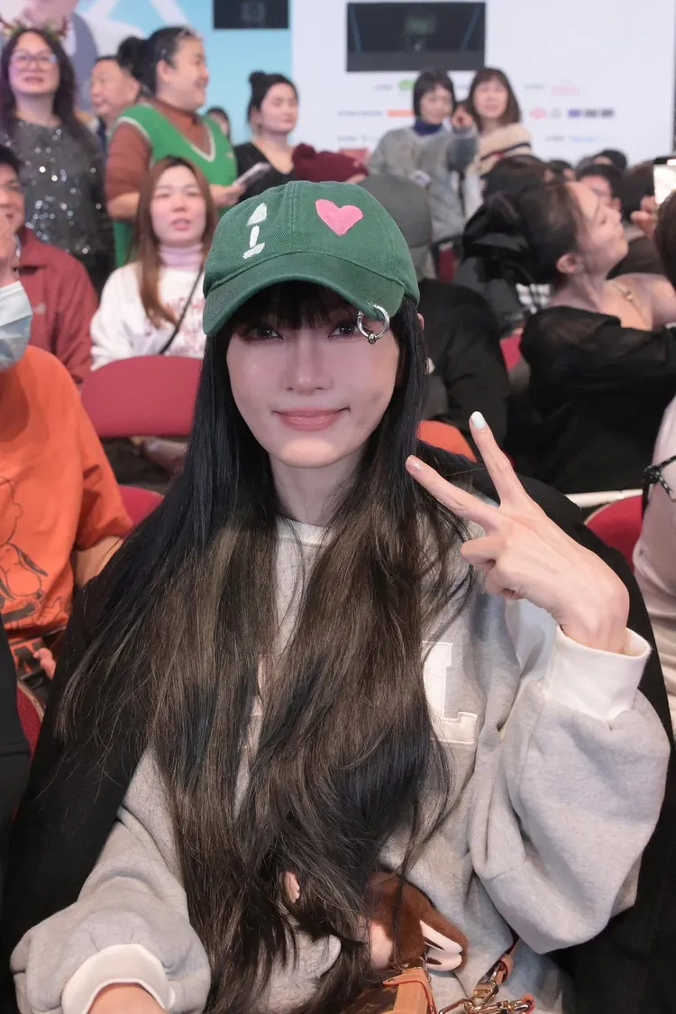 謝金燕生日飛到香港欣賞劉德華演唱會。翻攝映藝娛樂臉書