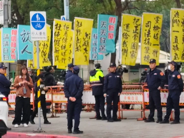北檢外小草聚急，要求放人，警方則嚴陣以待。張欽攝