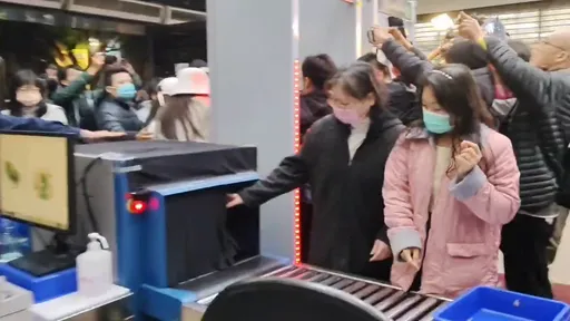 柯文哲接押庭19:30召開　30位民眾「關機」排隊入內聽庭