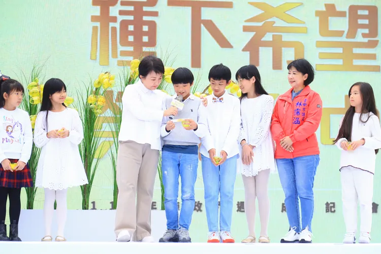 盧秀燕邀請7位代表未來希望的孩童，念出對城市的心願。市府提供