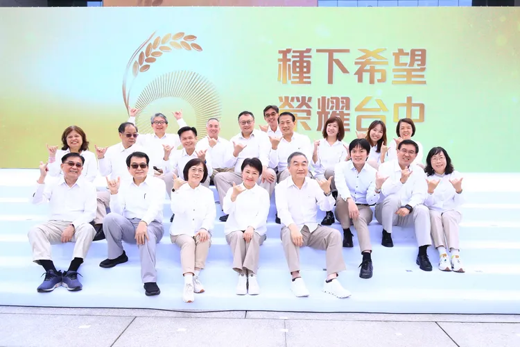 盧秀燕與市府團隊。民眾提供