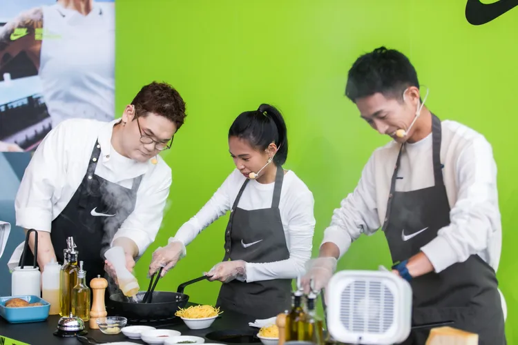 金泰成（左起）、曹純玉、周庭印示範跑者專屬菜單。品牌提供