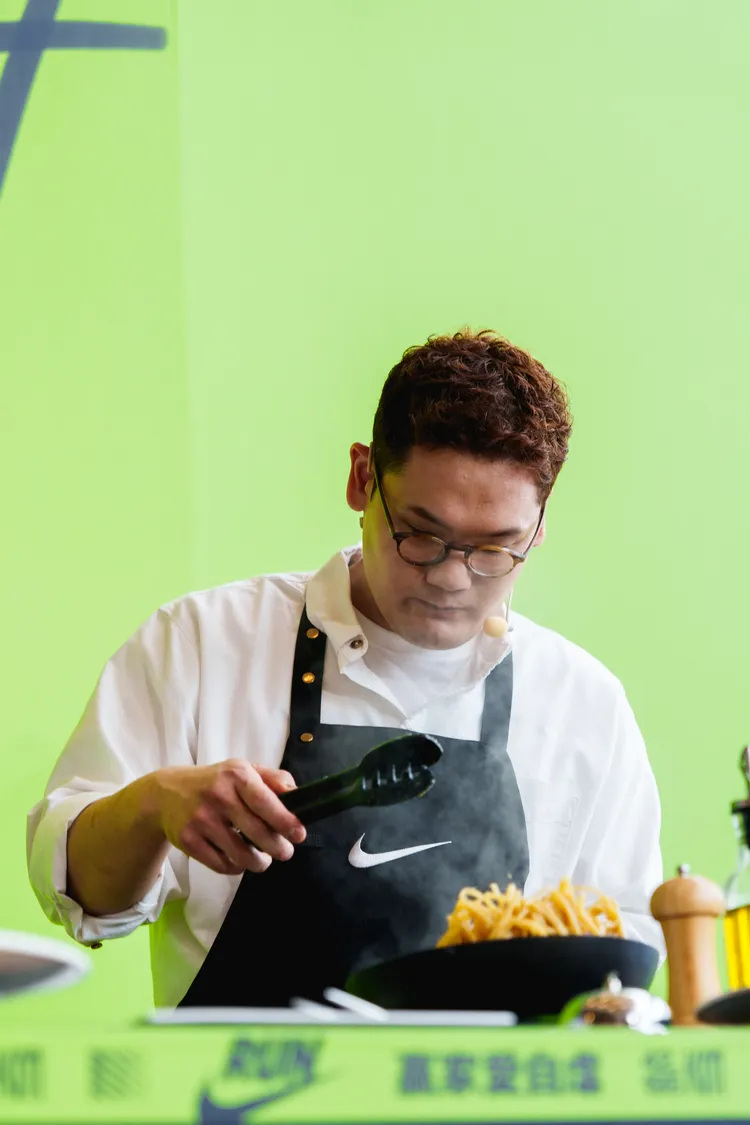 金泰成示範招牌「橄欖油香蒜義大利麵」做法。品牌提供