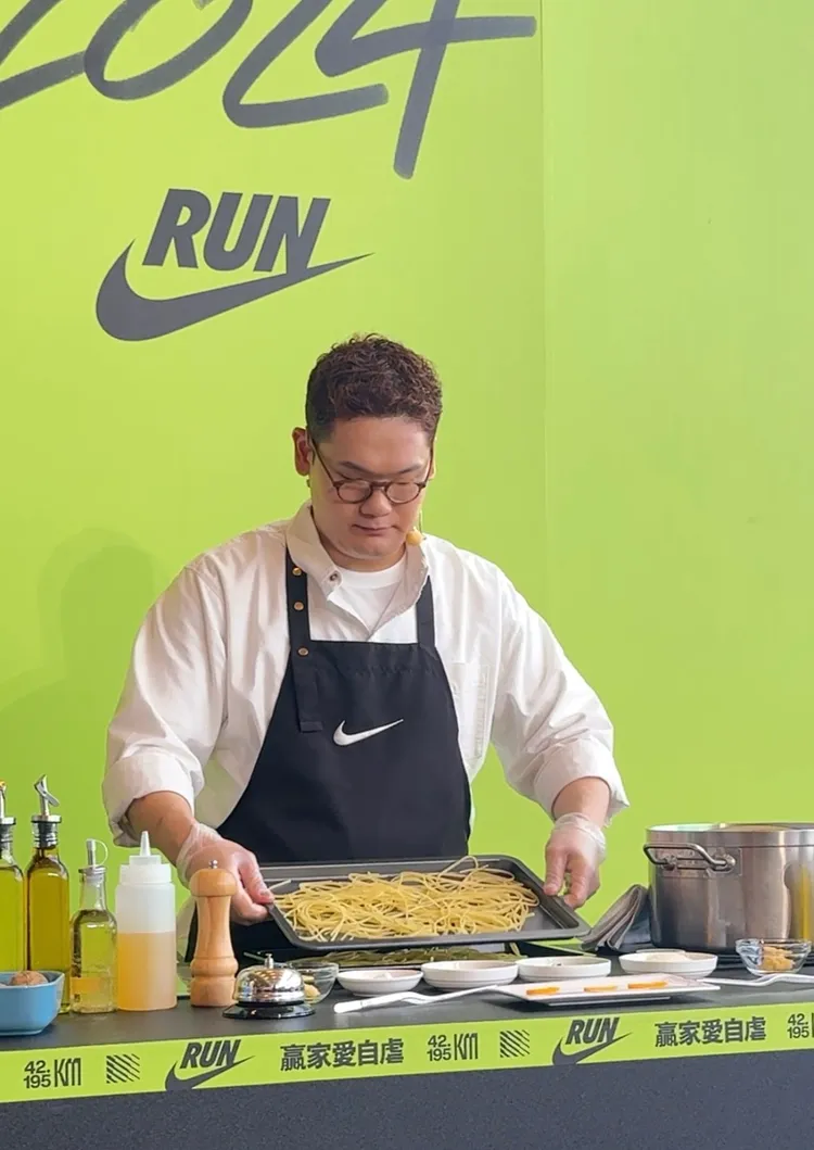 金泰成示範招牌「橄欖油香蒜義大利麵」做法。劉旻君攝