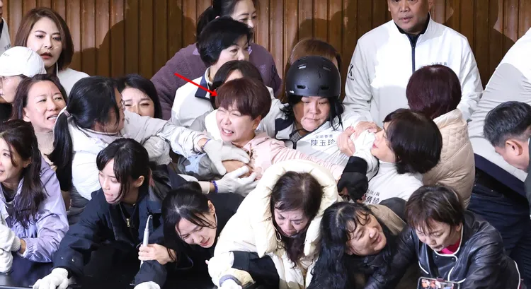 陳亭妃（紅箭頭處）在肉搏戰中又掛彩。彭欣偉攝