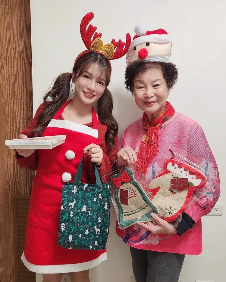 林岱縈（左）關懷社區獨老與長輩過聖誕，補足了曾經缺少的祖孫情。紅心字會提供