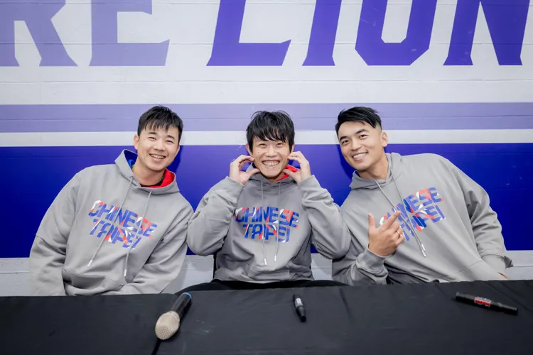 週六賽事則有棒球員黃子鵬、朱育賢、陳冠宇出席賽前簽名會。攻城獅提供