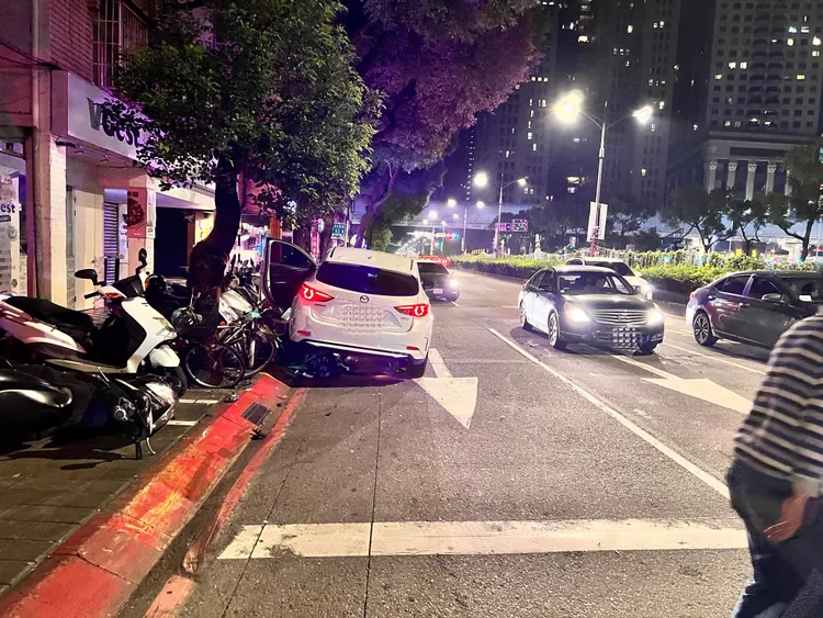 最終曹男撞上路邊車輛停下。警方提供