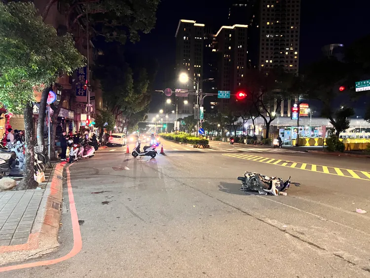 小客車車禍後還行駛一段路程。警方提供