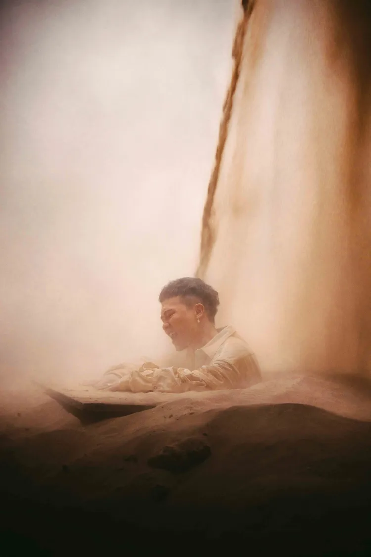 蕭秉治被「活埋」的畫面。相信音樂提供