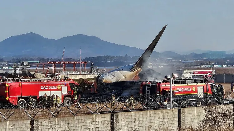 韓國濟州航空在全羅南道務安機場失事，目前罹難人數為177人，2人失蹤，只有2名空姐生還。路透社