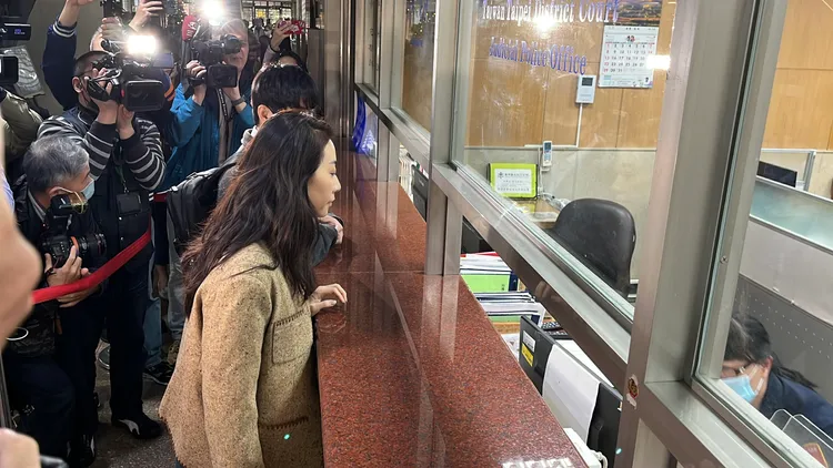 應曉薇的律師早上帶著籌到的交保金趕赴北院具保。莊宗達攝