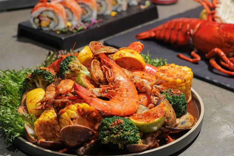 「豐FOOD-海陸百匯．多國料理」餐點。翻攝自業者臉書