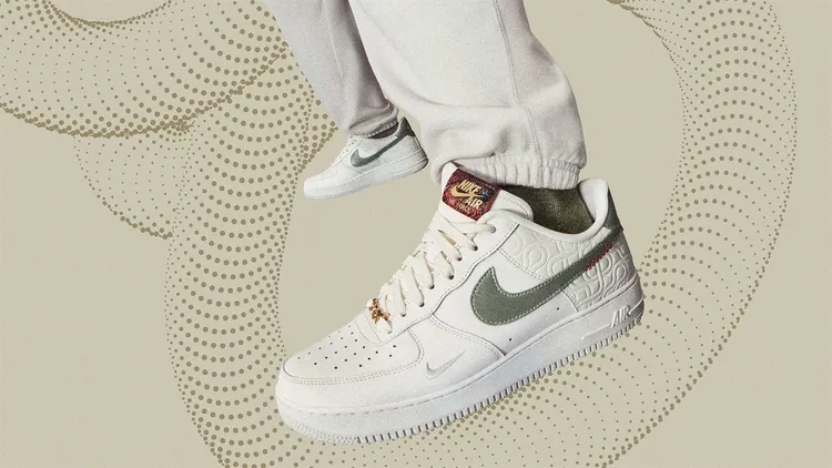 Nike Air Force 1延續質感皮革鞋身，並以蛇紋印花呼應新年主題。品牌提供