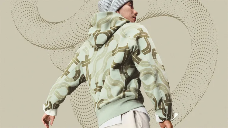 王冠閎穿著的連帽上衣將低飽和色彩搭配漸層靈動蛇紋印花。品牌提供