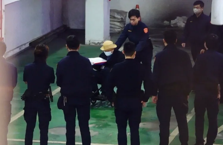 京華城主席沈慶京帶著漁夫帽、坐輪椅抵達北檢。莊宗達攝