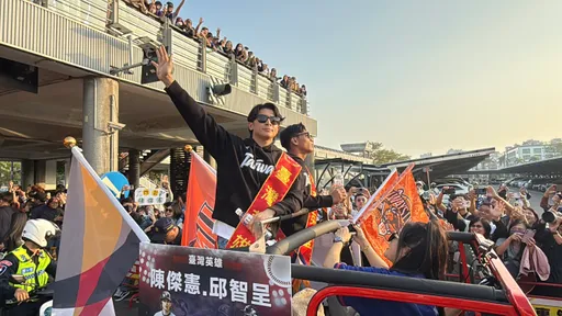 12強|嗨喊「老公我在這!」台灣隊長陳傑憲來了 南市棒球英雄大遊行登場