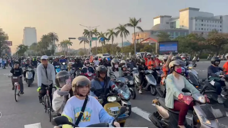 民眾自發性騎車跟在遊行車隊後方，聲勢驚人。民眾提供