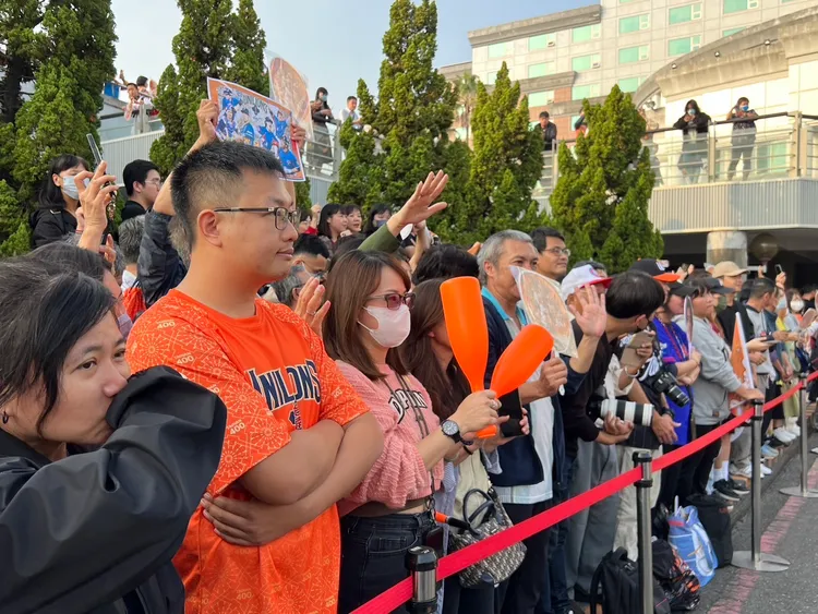 現場民眾擠爆市政府前道路，引頸期盼台灣英雄到來。民眾提供