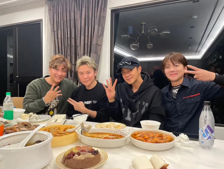 小豬曾與陳顯政、金志遙等星友一起拜年。翻攝金志遙臉書