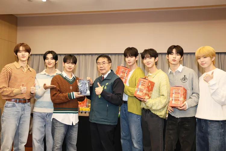 台南市長黃偉哲與韓國天團EVNNE相見歡。南市府提供