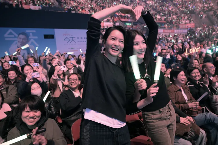 梁詠琪與陳慧玲合比愛感。台灣映藝提供