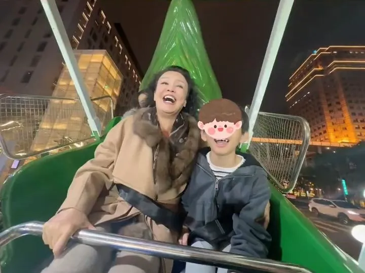 張蘭最近在台北跟孫子團聚，玩得不亦樂乎。翻攝張蘭微博