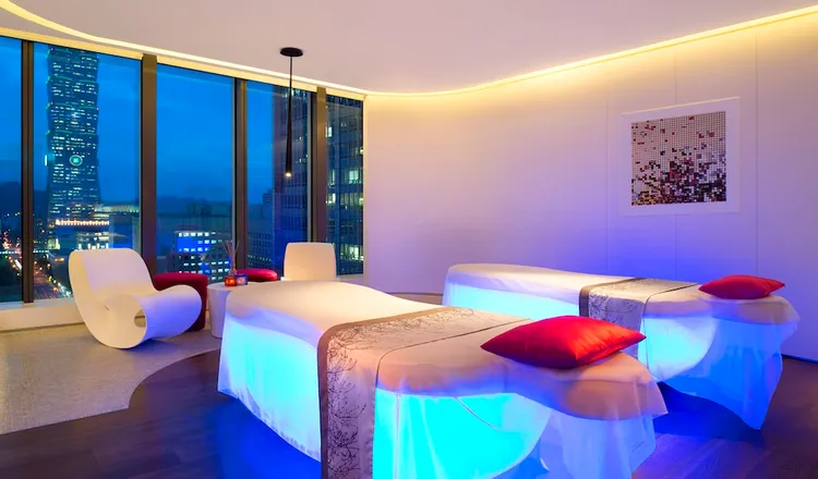 台北W飯店「AWAY®紓壓艙」推出跨年煙火雙人房療程專案，體驗身心靈全方位療癒迎新年。業者提供