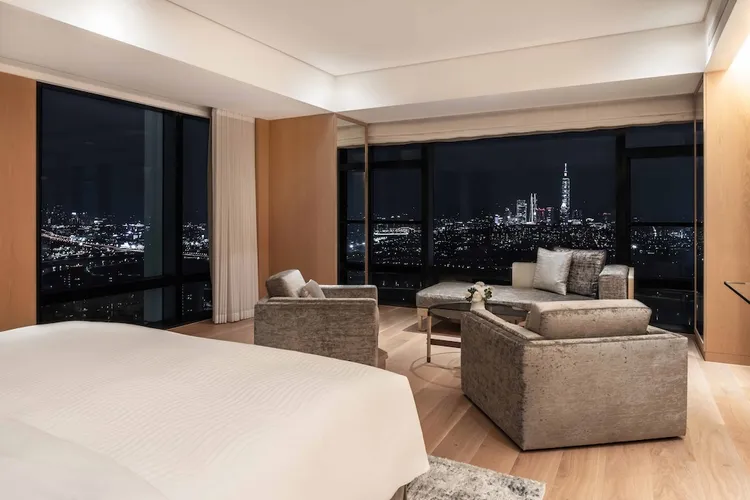 台北萬豪酒店「天際豪華套房」可直擊台北101煙火最佳景致。業者提供