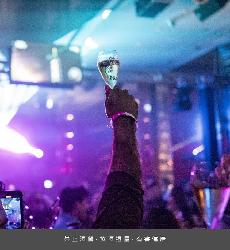 台北W飯店「WOOBAR」跨年夜DJ演出，讓調酒與音樂撼動不夜城。業者提供