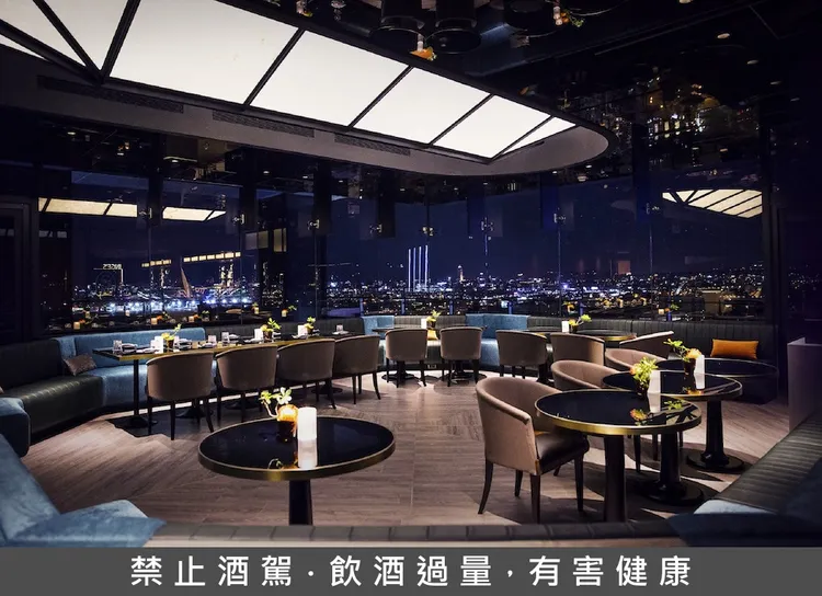 台北萬豪酒店「INGE’S Bar & Grill」坐擁台北千萬夜景，為高空跨年派對首選。業者提供