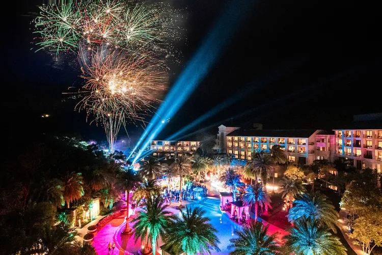 桃園大溪笠復威斯汀度假酒店打造240秒絕美戶外池畔大型煙火秀。業者提供