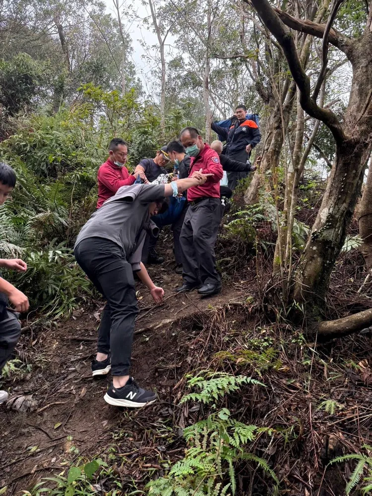 老婦人被發現時有失溫現象。警方提供