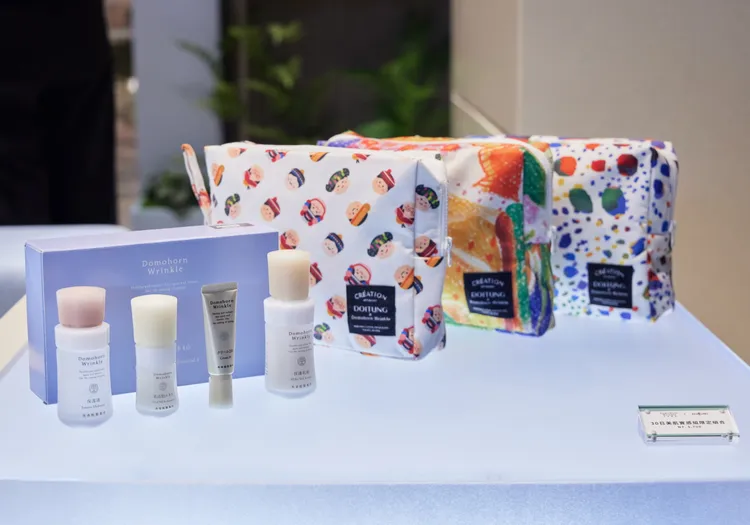 朵茉麗蔻同步攜手DoiTung推出限定聯名組合，於生活選品概念店松菸門市獨家販售。品牌提供