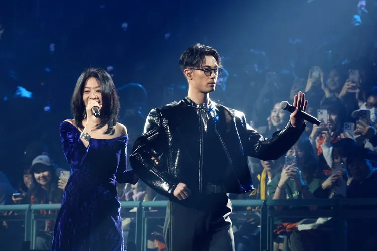 陳綺貞甜勾著博文走上主舞。莊宗達攝