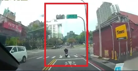 女騎士騎經路口時的號誌燈明明就是綠燈，公車明顯是闖紅燈。讀者提供