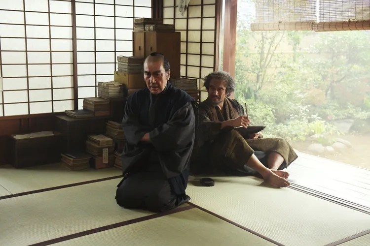 曾利文彥透露役所廣司片中的書房設定在2樓，劇組在1樓搭景，再往下挖地道，打造出假樓梯。翻攝日本官方X（推特）