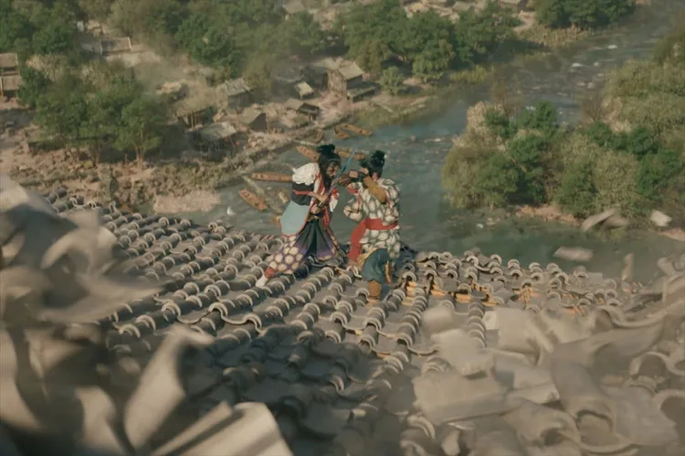 曾利文彥表示八犬士在屋頂上打鬥的戲，屋瓦紛紛散落的CG特效最難。翻攝日本官方X（推特）