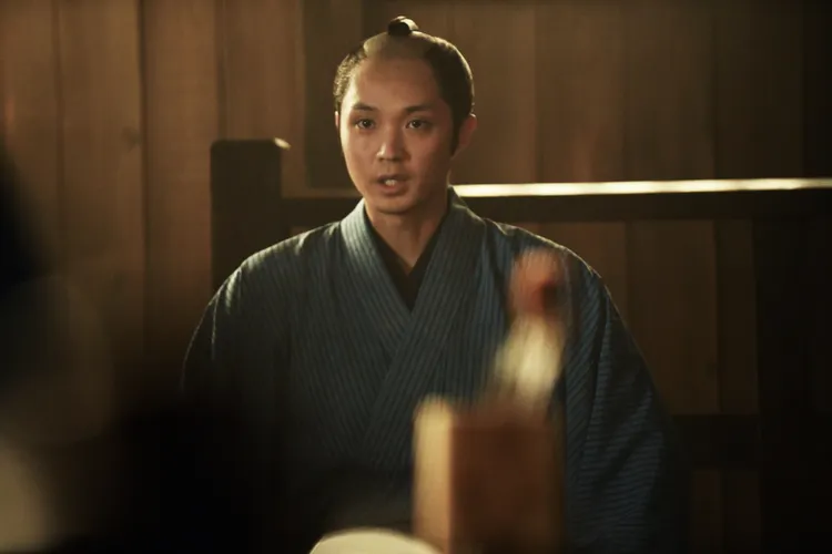 磯村勇斗飾演役所廣司的兒子，提到在假樓梯等戲時，很像被關在地窖。翻攝日本官方X（推特）