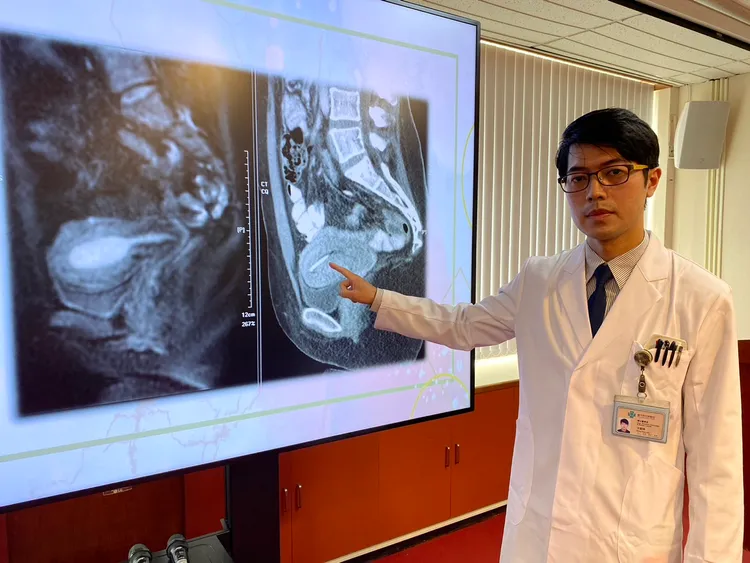 台中榮總婦女醫學部醫師王韶靖說明病患經黃體素治療後，經超音波及電腦斷層掃描子宮內膜病灶已萎縮。中榮提供