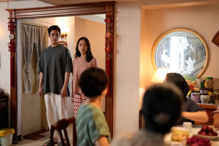 劉以豪和柯佳嬿飾夫妻，婚後與公婆同住。Netflix提供