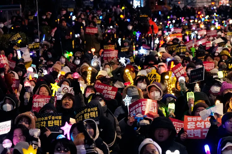 不少年輕族群拿著偶像手燈，集結國會外要求尹錫悅下台。美聯社