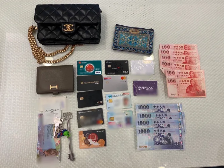 警察順利幫忙找回名牌包，幸運的是，葉女財物證件絲毫未丟。警方提供
