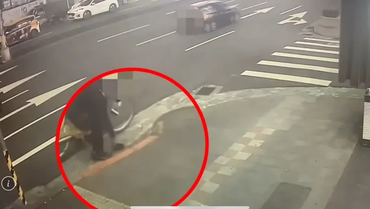 騎共享單車的河男路過發現名牌包，自以為「沒人要」，當下開心撿回家。翻攝畫面