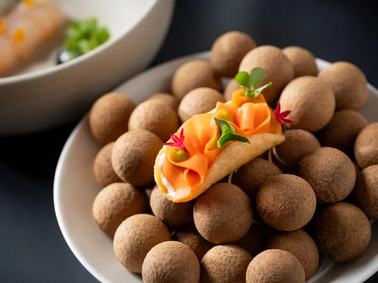 「海鰲蝦、墨魚、威尼斯風味海鱸魚、墨汁薑味蛋黃醬、酪梨」主廚匠心復刻義式經典海鮮小品集，承襲源自義大利威尼斯的經典開胃菜餚 Baccalà Mantecato 「奶油鱈魚泥」的傳統做法。業者提供