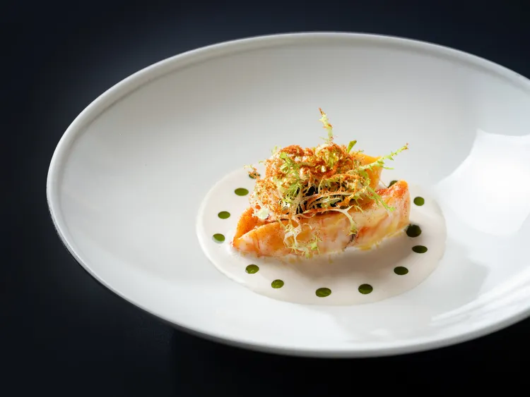 「奶油台灣龍蝦、奧賽嘉魚子醬、松子高湯」肉質鮮甜彈牙的龍蝦添入奶油燉煮後蘊藏著香醇氣息，佐以豐厚香醇的松子高湯，並搭配奧賽嘉魚子醬，以鹹鮮的奢華香氣提升味蕾層次。業者提供