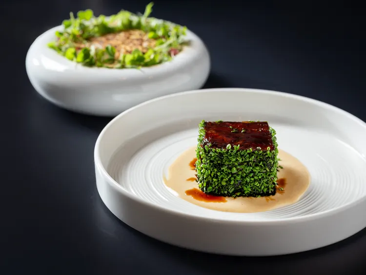 「慢燉和牛牛頰、古岡佐拉乳酪、烤蕈菇、玉米糕、迷迭香、蝦夷蔥」源自北義大利的經典佳餚，玉米糕的輕柔泡沫搭配表層炙燒至金黃酥香的乾玉米糕，豐潤展演專屬冬日的絕美滋味。業者提供