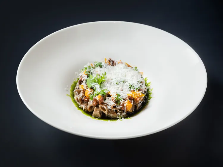 「義式手工咖啡頂針麵、焦化奶油、南瓜、羊肉醬、薄荷」主廚發揮創意巧思，將咖啡融入純手工製作的義式頂針麵中，為經典料理注入全新風味，與香濃馥郁的醬汁搭配，刨上香濃的佩科里諾羊乳乳酪，完美呈現艾曼紐主廚記憶中的冬季家鄉義式風味，令人回味無窮。業者提供