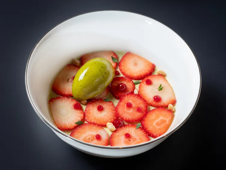 「百里香香草奶酪、草莓、薄荷羅勒百香果雪酪」主廚將傳統義式奶酪融入百里香的溫潤香氣，搭配著香甜多汁的鮮果草莓，為冬日饗宴譜下美好的優雅尾韻。業者提供